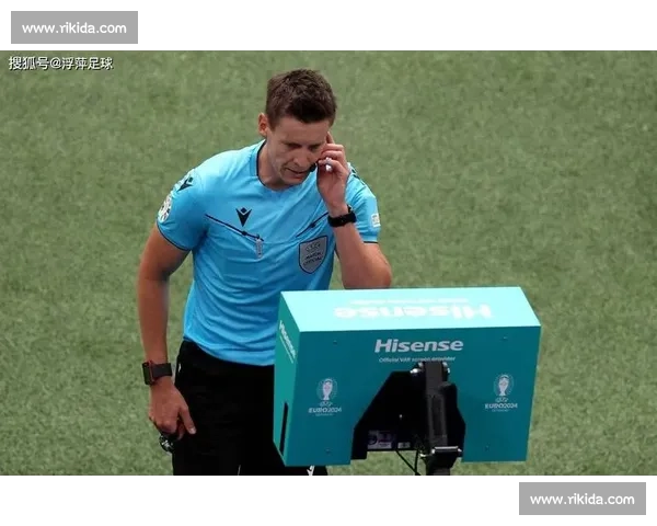 点球判罚争议再起裁判尺度与规则解读引发赛场风波舆论热议持续升温 - 副本 (2) 点球判罚争议再起裁判尺度与规则解读引发赛场风波舆论热议持续升温 - 副本 (2)